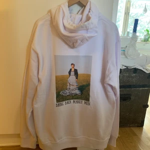 Egendesignad Harry Styles hoodie  - Egendesignade denna hoodien med Harry styles tryck på och texten ”Bring back manly men” i svart. Endas provad då den visade sig vara för liten och måtten på hemsidan inte stämde :( Storlek XL men är själv XL och skulle säga den är i L/M  (buda i kommentarerna) 