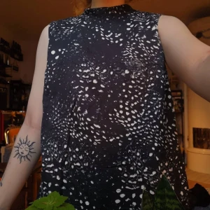 Cool topp  - Cool topp märkt L. Hög i halsen. Sitter ganska brett på mig, men känns mer som Medium än Large. Fint skick!   50kr pp 48kr m frimärken