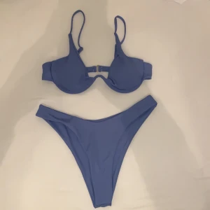 Bikini, - Både under och över del i samma pris. Storlek L. Aldrig använda, lappar sitter kvar. Priset går att diskutera :)