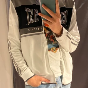 Zip-up tröja  - Supernice zip-up tröja, bra passform. ❗️Tar emot bud ❗️