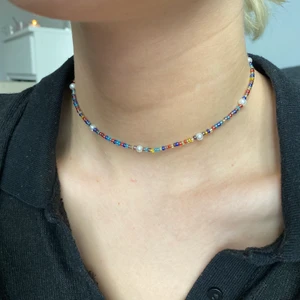 pärlhalsband  - Kortare halsband som går att förlänga med en kedja (se bild 2). Frakt INGÅR i priset❤️
