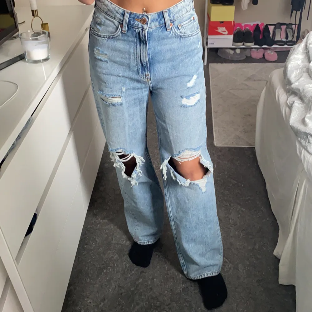 Ett par jätte fina raka jeans från hm helt slutsålda på hemsidan, bara testade och prislappen sitter kvar. Är vanligtvis 34 i Jeans och tycker dessa sitter super fint. Jeans & Byxor.