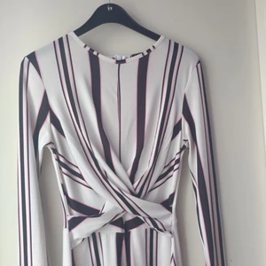 Boohoo storlek 39 - Aldrig använd ❤️det är en jumpsuit,  vill få den såld så snabbt som möjligt. Säljer för 150 plus frakt 