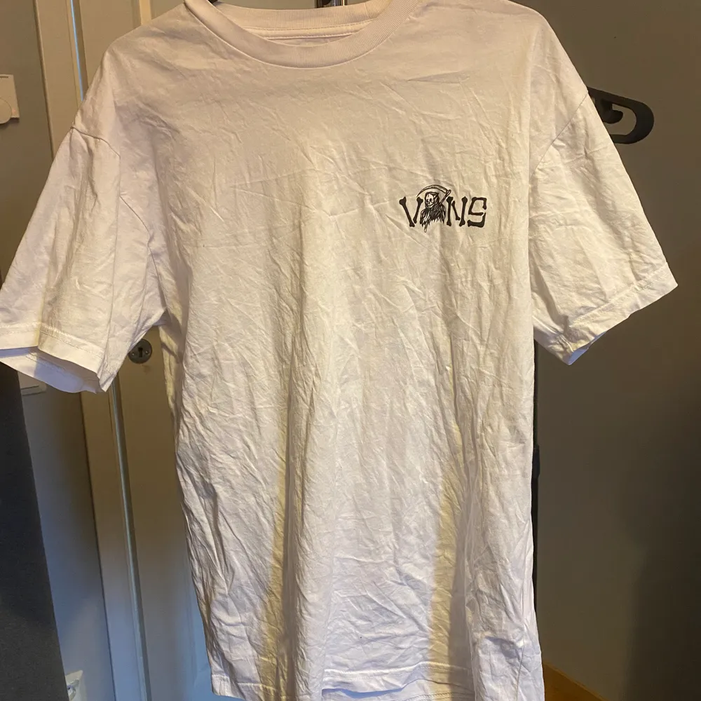 T-shirt från vans, använd några gånger så i fint skick. Storlek M. Skrynklig då den legat i garderoben ett tag! 😊 145 inkl frakt. . T-shirts.