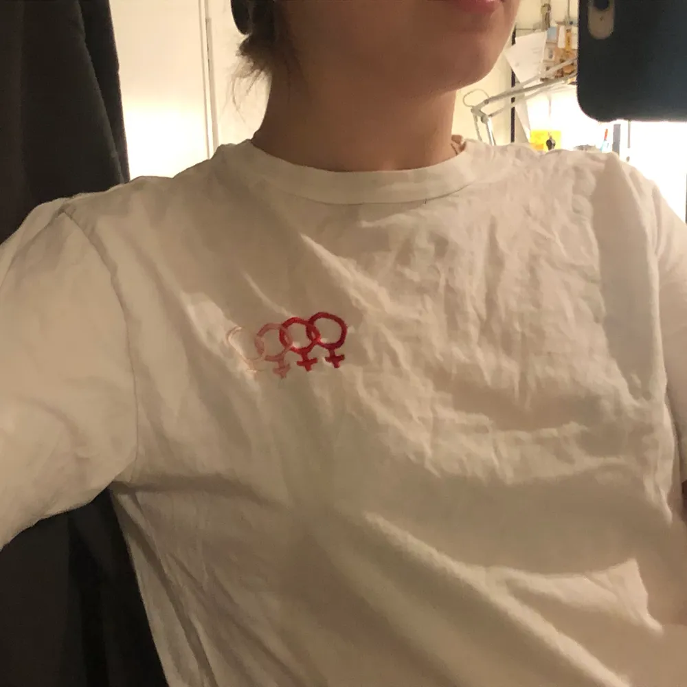 En fin t-shirt med kvinnomärken i 4 olika färger på. Frakt 49kr eller mötas i Malmö/Lund.. T-shirts.