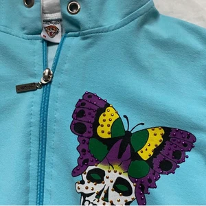 Ed Hardy zip hoodie  - Superfin ljusblå ed hardy hoodie som är köpt för 900kr här på plick. Säljer pga aldrig använt den💕 Står att det är medium men skulle snarare säga att den sitter som en Xs. Säljer direkt för 800 kr inklusive frakt. Annars ingår inte frakt 📦 