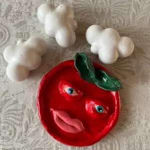 Handgjorda skulpturer i form av moln och en tomat. De säljs separat, dessa ingår i erbjudandet 3 för 2 som avslutas på torsdag! :) Molnen kostar 39kr styck och tomaten kostar 139kr. 