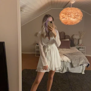 Vit klänning - Jätte fin vit klänning från Nelly använd 3 gånger så fint skick