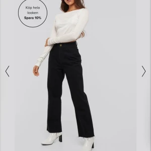 NA-KD - Säljer mina jeans ifrån nakd. Svin snygga men är lite för stora för mig. Inga slitningar eller nånting skulle säga att de är som nyskick. Nypris 400 säljer för 150+frakt