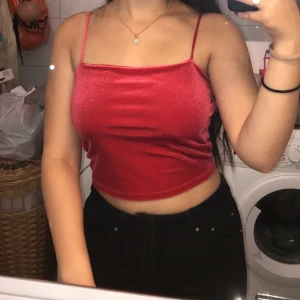 Superfin röd croptop i velvetmaterial strl S - Detta linne är så fint men passar inte mig längre. Superfint verkligen.