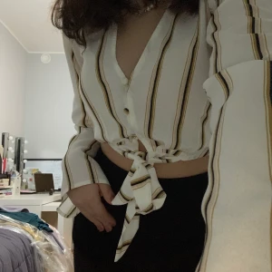 Randig blus med vida ärmar - Vit blus med ränder från Forever21. Köpt i Dubai för ca 2 år sen. Väldigt sparsamt använd. Blusen är i storlek XS men passar mig bra som bär S. Köparen står för frakten, jag kan även mötas upp i Stockholm/ Sundbyberg. 