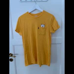 RipnDip M - T-shirt med tryck i bröstfickan, lite genomskinlig