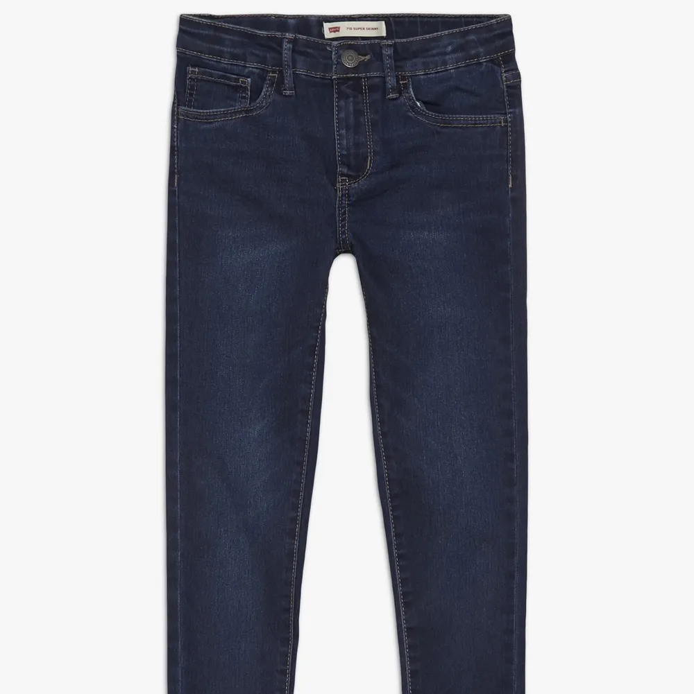 Svin snygga levis jeans i en mörkare blå som är helt nya, sitter som 32-34, original pris 1200kr men säljer för 400kr + frakt . Jeans & Byxor.
