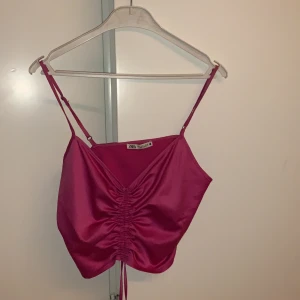 Tröja zara - Coolaste zara tröjan rosa/lila. Super fin att ha utan bh. Har blivit lite nopprig på ena sidan, går lätt att ta bort! Hör av er vid frågor. Köp direkt för 70. frakt går på 63 finns annars att hämta i Sollentuna!