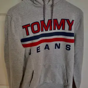 Tommy hilfiger hoodie från herr avdelningen, storlek s, original pris 1300kr säljs för 450 + frakt, helt oanvänd 