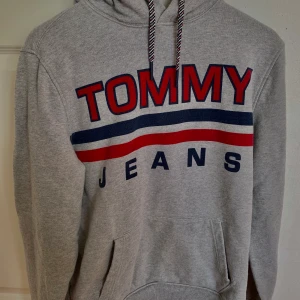 Oversized hoodie - Tommy hilfiger hoodie från herr avdelningen, storlek s, original pris 1300kr säljs för 450 + frakt, helt oanvänd 