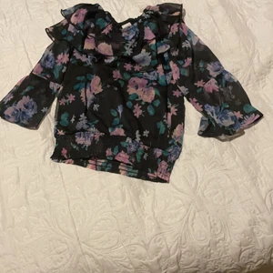 Söt blus svart☺️ - Mycket bra skick aldrig använd pga de inte är min stil längre bara bortglömd i garderoben❤️