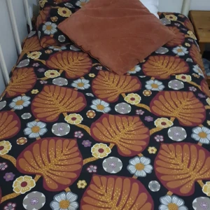 Sängar - Tre sängar. Varje säng kostar 1500kr/st. "(Vänligen vill ha pengar kash)".