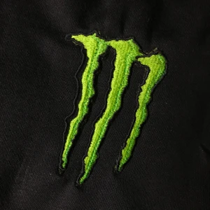 MONSTER ENERGY SWEATSHIRT - En maskin broderad monster energy sweatshirt/collegetröja  i storlek M 💖🌷✨ Gjord av oss! Vi gör även custom broderier så DMA för att prata vidare! Färgerna på bilderna kan skilja lite irl! Dma för fler bilder!💖