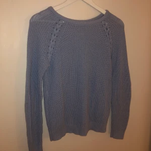 Blå stickad tröja - En blå stickad tröja med flätade detaljer, tröjan är från new yorker och har använts sparsamt. Denna tröja har jag älskar men den änvänds tyvärr inte längre :(( 