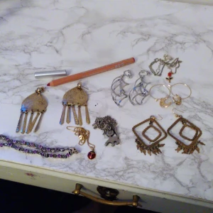 Smink och smycken - Armband med lilia stenar: 50 kr, snurrade örhängen (clips) 50 kr och resten för 30 kr/ st