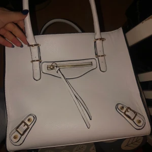 Vit handväska från Nellie Berntssons kollektion  - Snygg handväska i materialet läder, i bra skick. Stort utrymme med många fack. Nypris 550kr, mitt pris 250kr. OBS! Köparen står för frakten 