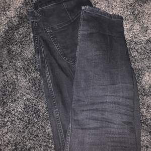 svarta tajta jeans i storlek s. fint skick använda cirka 5 gånger. frakt tillkommer. skicka om du vill ha fler bilder. 