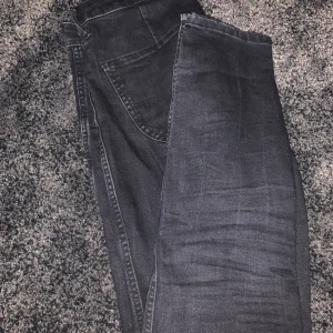 svarta jeans - svarta tajta jeans i storlek s. fint skick använda cirka 5 gånger. frakt tillkommer. skicka om du vill ha fler bilder. 