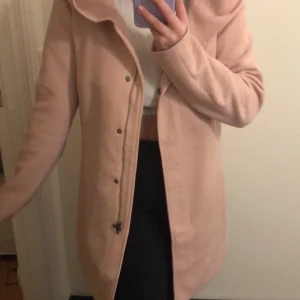 Vero Moda jacka - En ljus rosa jacka som aldrig används Köpt från vero Moda storlek xl men skulle rekommendera till en i storlek M. Fler bilder kan skicks. Köparen står för frakt. 