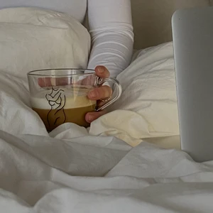 Kopp - Vi är ett UF-företag som säljer koppar med egenmålade citat/motiv. Här är vår kvinnokollektion med motivet ”kvinnokropp”. Koppen finns att köpa i både stor och liten (se sista bilden). Du kan även designa ditt eget citat/motiv - skriv till oss i dm