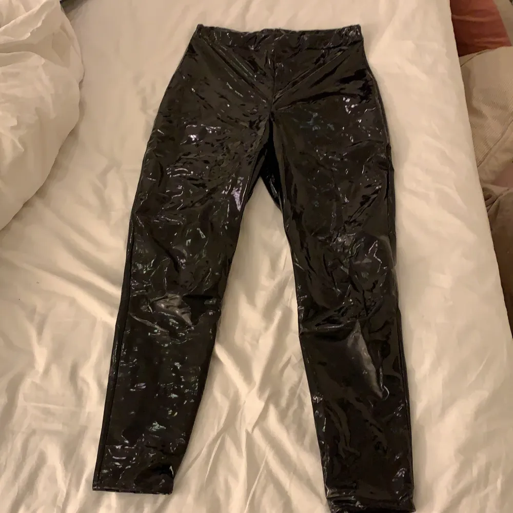 Svarta lackbyxor från Missguided i strl 40 men passar S/M. Använda ett par gånger bara sånt bra skick.. Jeans & Byxor.