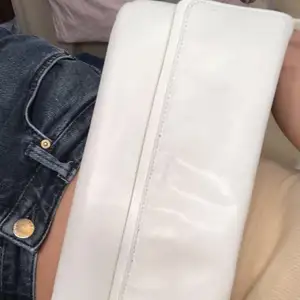 Säljer en vit immitations-skinnväska ifrån Esprit, som inte kommit så mycket till användning! Är i bra skick förutom ett litet märke på insidan