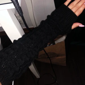 Handledsvärmare, torgvantar - Ett par svarta långa torgvantar ❤️❤️