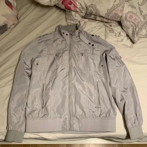 Bomberjacka  - Säljer en vit bomberjacka från märket Plaza Italia Man. Storleken är L men den passar en M bättre. Köparen står för frakt kostnaden! 