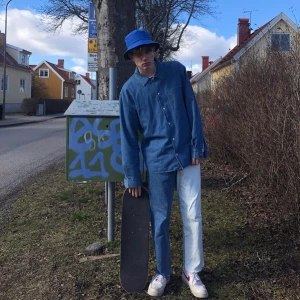 Half bleached baggy jeans - Half and half bleached jeans. Jag är 183 cm lång och byxorna har storlek 31. Baggy fit. Relativt nya och oanvända.