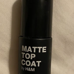 Säljer denna nagellack  - Säljer denna nagellack. Om man lägger nagellackens färg sen denna över så blir färgen matt. Har bara testat några gånger, men det finns mycket kvar. Undrar man över något så är det bara att kontakta mig. 
