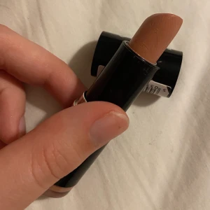 Säljer detta läppstift  - Säljer denna nude läppstif. Den är använd, men har gjort rent den så man kan använda den. Undrar man över något så är det bara att kontakta mig.