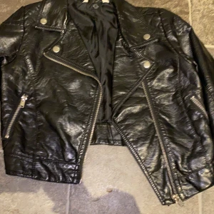 Skinnjacka storlek: 140 50kr+frakt - Hej jag säljer en skinnjacka som är i storlek 140 och kostar 50kr+frakt! Om ni vill ha den så kontakta mig så löser vi det på ett enkelt sätt!😊