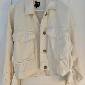 ZARA DENIMJACKA SKJORTJACKA - Skön "smutsig" vit/cremefärgad jeansjacka från ZARA. Storlek S.  (Lånad bild) Använd men i fint skick, inga skavanker eller liknande. Köpare står för frakt 