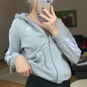 Grå adidas kofta - Trendig stilren adidas kofta! Där är i bra skick och är i ett tjockt bra matreial! Inga fläckar ingenting🤍 Budgivning i komentarerna om fler är intresserade! 