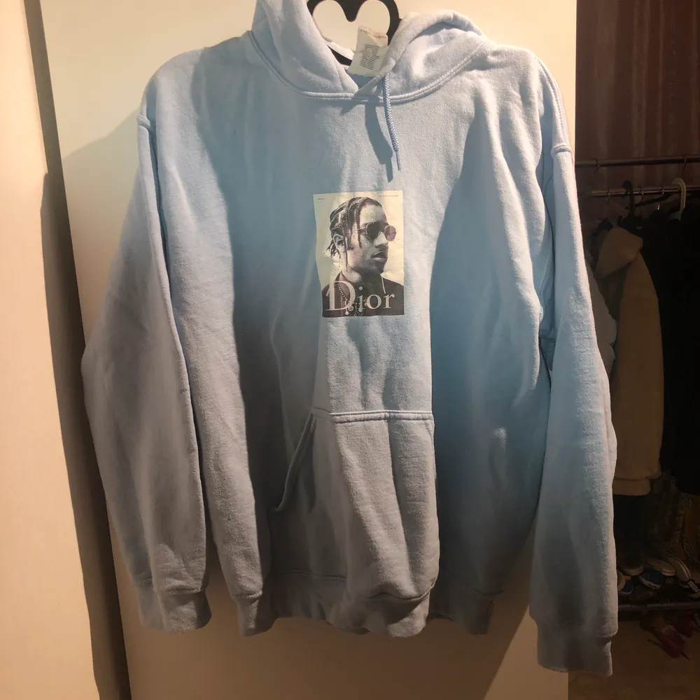 Blå hoodie från ASAP Rocky Märke: Coldprints og pris: 350kr. Hoodies.