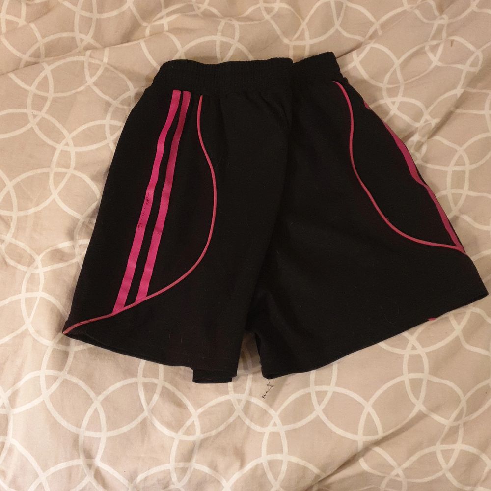 Svart tränings shorts med rosa linjer längs höfterna. Snörning i midjan💖. Shorts.