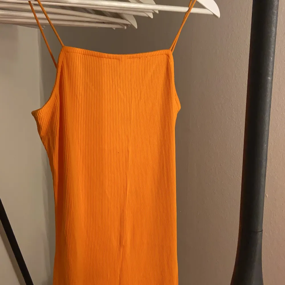 Säljer min orangea klänning från Bikbok med spagetti band för att den tyvärr inte passar mig längre. Galet snygg till sommaren & har sjukt snygg passform som formar kroppen. . Klänningar.