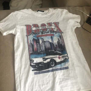 Overzised t shirt 🤍 - Köpt från plt för 12$ använd 1 gång men Inga slitningar. 💕 