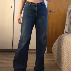 Yoko Jeans - Ville bara se om någon skulle vara intresserad av att köpa mina Monki yeans i modellen Yoko. De är i storlek 26 och jag själv är 155cm lång så de är ganska långa på mig som ni kan se. Skulle nog passa någon som är 160 eller över kanske lite bättre om man tänker på längden, dock är de också jätte fina om man skulle vara kortare också. De är lite slitna längst ner men inget överdrivet.
