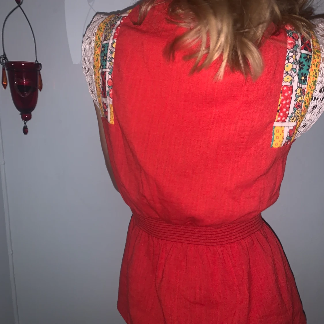 Söt blus med mycket mönster och stark röd färg