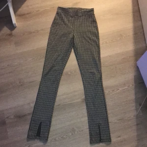 Byxor - Rutiga byxor med slits från Gina Tricot, storlek xs. Köpte för 200kr och säljer för 50kr (köparen står för frakten)🧡