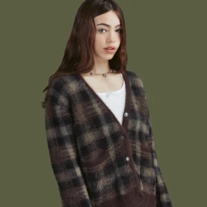 authentic rare unif ty cardigan - intressekoll på min äkta unif ty cardigan I perfekt skick och har bara använts fåtal gånger. (sold out/säljer alltid slut på typ 1 dag rare restock) Köpt för runt 1500 (frakt + tull inkluderat) storlek xs (us) passar som en S-M då den är ”oversized fit” 