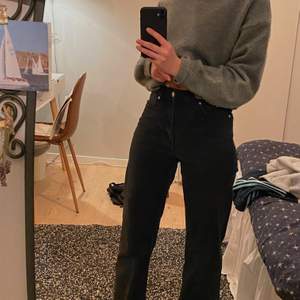 Fina svarta jeans från Carin wester. Jag är 170cm och själv tycker jag de är lite för korta. Jättefin passform vid midjan men säljer just för att de inte passar i längden