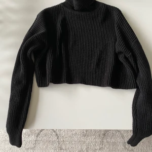 Svart croppad turtleneck tröja från bikbok - Väldigt skön tröja super bekväm och fin. Man kan ha den till allt, både till fint och soft.  Har endast testat den. Den satt inte lika fint på mig som jag har sett att den har gjort på andra. Men gud vad man kan göra snygga outfits😍 ny pris 299/349